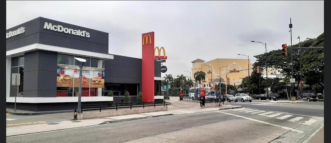Mega Suite Junto Al San Marino Shopping Guayaquil Exterior foto